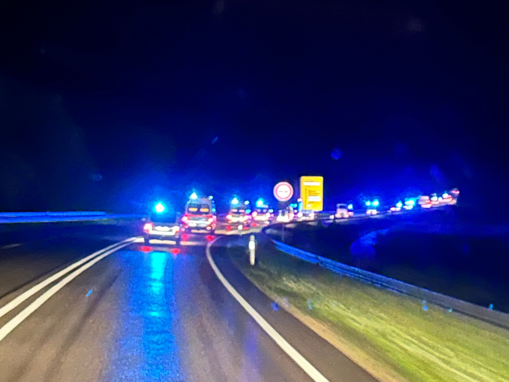 Marschverband bei Nacht und Regen