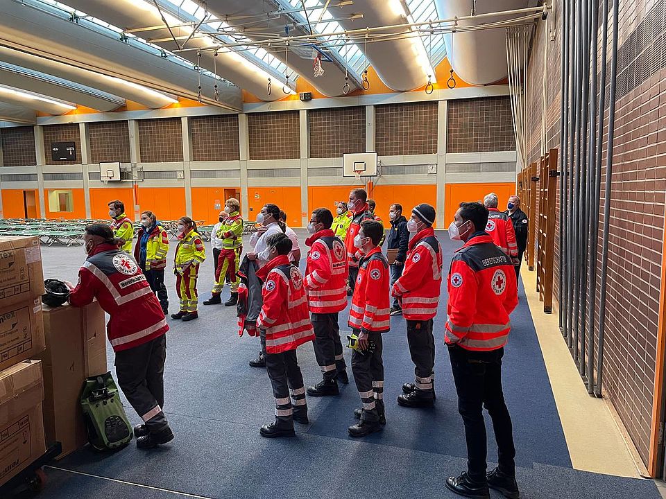 Lagebesprechung in der Turnhalle